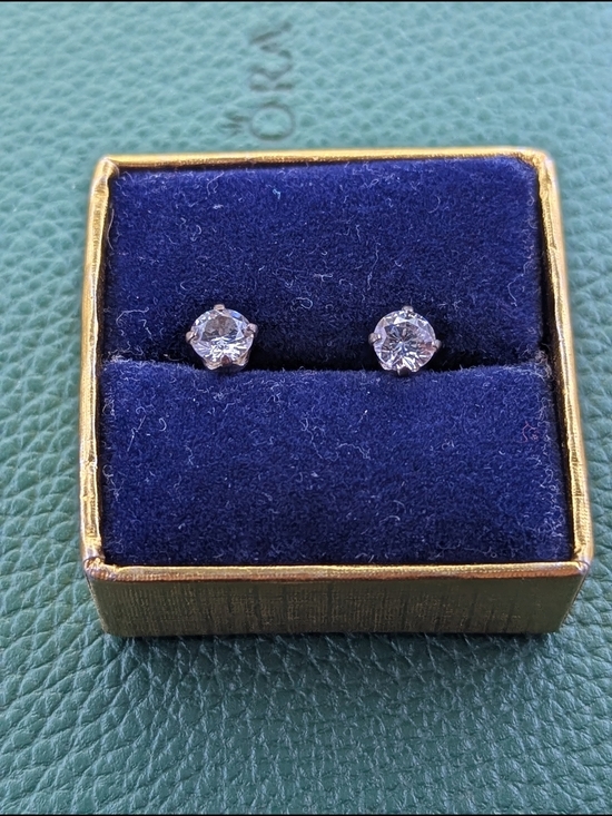 Jewelry - ✨ Classic Sterling Silver Round-Cut Stud Earrings ✨